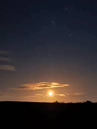 photo #photography #photooftheday #love #instagram „Az este az a pillanat,  amikor a világ zaja elcsendesedik, és végre meghalljuk a saját  gondolatainkat.”