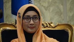 Nama desy ratnasari jadi perbincangan setelah dipilih sebagai ketua dpp. Desy Ratnasari Vs Paramitha Rusady Siapa Yang Lebih Memikat Kumparan Com
