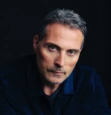 58 velas 🎂 hoy para RUFUS SEWELL