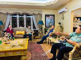 Selepas beberapa barangan peribadi dirampas daripada rumah datuk seri najib tun razak, kini pihak polis masih sementara itu, sebuah kereta yang didakwa dipandu oleh anak sulung lelaki, datin seri rosmah mansur kelihatan masuk ke kediaman mereka yang masih dibawah kawalan pihak pdrm. Rumah Dato Seri Najib San Coiy