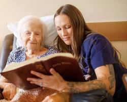 Imagem de lifestyle photo of a person reading about health