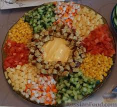 салат с колбасным сыром и крабовыми палочками и чипсами Recept Salat S Krabovymi Palochkami Quot Raduga Quot Na Russianfood Com Recepty Salatov Eda Recepty Zakusok