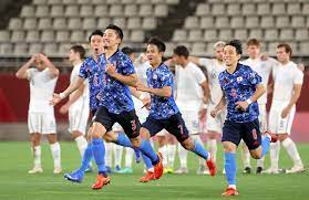 サッカーのルールは全17条の項目であるサッカー競技規則とこれ以外の国際サッカー評議会 (ifab) の通達やガイドライン等によって構成されている。サッカーの競技規則はfifaではなく、国際サッカー評議会 (ifab) が定めている。2015年2月頃に改正された. Dj4dhfabix0z M