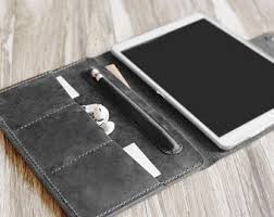 Personalized Leather Ipad Mini 5 Case Ipad 10 2 Case 10 5 Ipad 9 7 Pro 12 9 Portfolio Case With Apple Pencil Holder 2020 画像あり アイパッドミニ レザークラフト スマホケース スマホケース