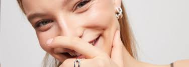 Collar rígido bañado en plata de ley con cristales