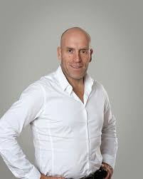 Our group comprises four business units which complement each other perfectly. Uber Unseren Grunder Alex De Boer Deboer Wetsuits