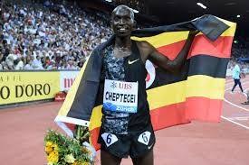 Joshua cheptegei (oeganda) is na vanavond wereldrecordhouder op de 5.000 meter. Joshua Cheptegei Smashes 5000m World Record In Monaco Diamond League