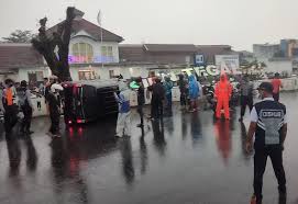 Senggol Pemotor Avanza Tabrak Pagar Stasiun Tegal Hingga Terguling Bagian 1
