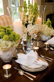 Lovely White Dishes With Gold Trim Napkins On Top Centerpiece Are Big And Fluffy Hydrangeas Dekor Yemek Tabagi Ev Icin