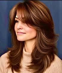 El bello corte de cabello degradado en cabello largo puede realzar la  belleza y suavizar la mirada al crear movimiento y volumen, además de  aportar un aspecto más juvenil y moderno. Los