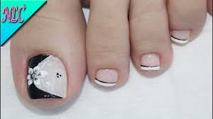 Quieres tener unas uñas cortas decoradas y que se vean hermosas? Diseno De Unas Para Pies Flor Blanco Y Negro Muy Facil Flowers Nail Art Nlc Youtube