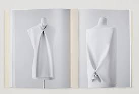 Usha Doshi 创意版型设计师，通过利用几何形状面料上掏洞形成空间来做版型设计，less is more 然而极简的设计并不简单. . . . #