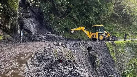 three-people-died-in-a-landslide-in-sikkim-due-to-rain | বৃষ্টিতে বিপত্তি, সিকিমে ধস নেমে তিনজনের মৃত্যু