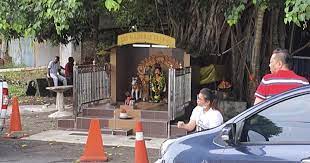 Pada 28 ogos 2009, telah berlaku demostrasi majlis keramaian yang diadakan di kuil tersebut juga faktor kepada bantahan pembinaan kuil ini. Isu Kepala Lembu Di Kuil Rumah Penganut Hindu Perayaan Yang Disambut Oleh Masyarakat India Nurul Hidayah Tersebar Luasnya Pengaruh Tersebut Mengundang Pertanyaan Setidaknya Terdapat Beberapa Teori Masuknya Pengaruh Hindu