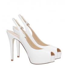 Consiglio fondamentale per una sposa perfetta è sempre una scarpa comoda, con un tacco che non dovrebbe essere più alto di 5,6 cm e che vi permetterà di indossarle un pò di ore senza dove salutare i vostri invitati con i piedi scalzi. Pin Su Scarpe Sposa P E