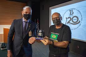 The institute was founded by the brazilian physician and biomedical scientist vital brazil in 1901. Correios Lanca Selo E Carimbo Comemorativo Aos 120 Anos Do Instituto Butantan Instituto Butantan