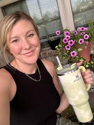 Paradise isn't a place, it's a feeling 😍🙌🏼 Summer days with @voozhydrate  #TanethFit #VOOZ #TanethFit #VOOZ #voozhydrate #bangenergy #hydrate  #motivation