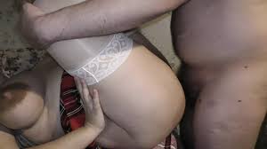 Nympho karısı küçük horoz ile şişman yabancıya prezervatif olmadan tüylü  amını ve kedi üzerinde boşalmasına izin verdi! - sütlü mari