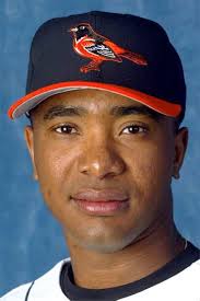 Rockies sign utilityman Melvin Mora