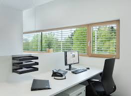 Ergonomischer Burostuhl Schreibtisch Ablagen Weiss Fenster Blick Ins Grune Tageslicht Burostuhl Ergonomisch Burostuhl Einrichtung