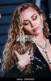 Miley Cyrus camminando sul tappeto rosso al Vanity Fair Oscar Party del  2019 che si tiene al Wallis Annenberg Center for the Performing Arts di  Beverly Hills, Los Angele's, California, USA il 24 febbraio 2019. (Foto di  JC Olivera/Sipa USA Foto stock