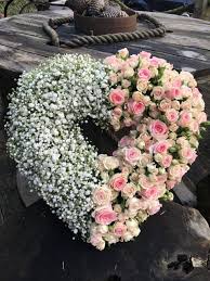 Pretty Rose Heart Flower Tribute Bespoke Funeral Flowers Www Thefloralarts Bespoke Flower Flowers In 2020 Blumengestecke Beerdigung Blumen Blumen Zur Beerdigung