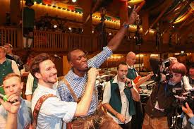 ɔkˈtoːbɐˌfɛst) is the world's largest volksfest (beer festival and travelling funfair). Oktoberfest 2015 Stars Feiern Auf Der Wiesn Gala De