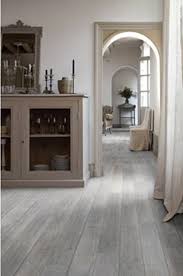 Sol Pvc Les Lames Adhesives C Est Hyper Bluffant Parquet Gris Clair Parquet Salon Maison