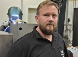 Millionsatsning skal sætte skub produktionen: Men metalvirksomhed mangler  smede