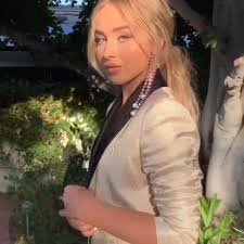 Wake Up In The Morning Feeling Like P Diddy Gif Pin De J Em Sabrina Carpenter Video Memes Kpop Kpop Gifs