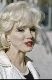 Although monroe lived in 43 different homes in her lifetime, this was the only one she actually bought and chose on her own. Marilyn Monroe On The Set Of Slih 1958 Marilyn Monroe Photos Marilyn Marilyn Monroe