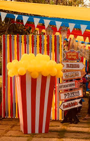 Decorlife circus birthday party supplies for 16, carnival theme party decorations, 54'' x 108'' table cover, 3 tier cupcake stand, carnival banner, popcorn boxes, cake toppers, plates and napkins, cups, cutlery included, total 143pcs. Popcorn At The Fair Carnival Birthday Party Theme Carnival Themed Party Circus Theme Party