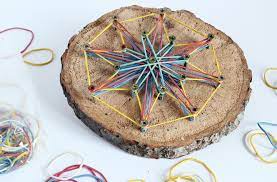 Mit einfachsten dingen wunderschöne bastelarbeiten entwerfen und so individuelle kreationen schaf aus wolle und watte basteln | basteln mit kindern. Holz Mandala Mit Kindern Basteln Geolino