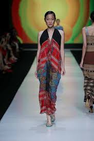 Oscar lawalata membawa batik mendunia lewat. Jakarta Fashion Week 2014 Oscar Lawalata Batik Fashion Jakarta Fashion Week Fashion
