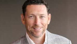 Eddy Arias cierra su etapa en Paramount tras seis años liderando la  expansión de Pluto TV