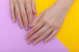 Diseños de uñas de gel y acrílicas almendrada. 12 Disenos De Unas Con Base Transparente Que Son Todo Menos Aburridos