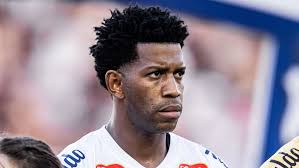 Gil manda recado após rescindir com o Santos: "Repensar algumas coisas"