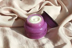 The meticulously extracted active ingredient from jeju orchids delivers exceptional sleekness to dry skin with its outstanding antioxidants. Innisfree Jeju Orchid Collection Review Iicf