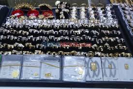 Sementara spot emas bernilai lima ratus enam ribu sembilan ratus tujuh per gramnya. Redup Lagi Harga Emas Hari Ini Anjlok Rp8 000 Per Gram