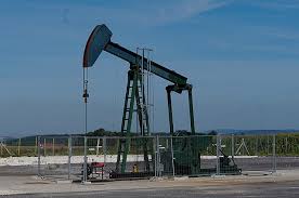 Dite pas que c'est total et les autres les taxes qui madame lagarde à mis les pétroliers en garde pour que les prix soient ajustés aux cours du pétrole en toute transparence. File Chevalet De Pompage Pumpjack Puit De Petrole A Boutigny Panoramio 6 Jpg Wikimedia Commons