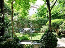 Dans Cette Demeure Conviviale Les Interieurs Sont Egayes De Meubles Chines De Trouvailles De Createurs Et De To Jardin De Ville Jardins Petit Jardin De Ville