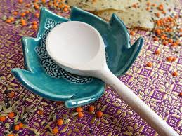 Expatica is the international community's online home away from home. Kochutensilien Kochloffelablage Ein Designerstuck Von Pokopox Bei Dawanda Tazasceramica Kochutensi Pottery Spoon Rest Handmade Ceramics Hand Built Pottery