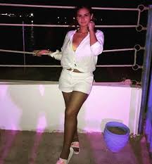 وكانت منة عرفة أثارت الجدل مؤخرًا حول طبيعة علاقتها، بالطبيب والـيوتيوبر علي غزلان، فقد ظهرت في صور رومانسية على الثلوج، إضافة إلى ظهورهما المتكرر في مقاطع فيديو وصور. ÙŠÙ…Ù† Ø¯Ø§ÙŠØ±ÙƒØª ØºÙŠØ± Ù…Ù†Ø§Ø³Ø¨Ø© Ù„Ø³Ù†Ù‡Ø§ ÙˆØ¬Ø±ÙŠØ¦Ø© Ø¥Ø·Ù„Ø§Ù„Ø§Øª Ù…Ù†Ø© Ø¹Ø±ÙØ© Ø£Ø«Ø§Ø±Øª Ø§Ù„Ø¬Ø¯Ù„ Ø¹Ù„Ù‰ Ø§Ù„Ø³ÙˆØ´ÙŠØ§Ù„ Ù…ÙŠØ¯ÙŠØ§ ÙŠÙ…Ù† Ø¯Ø§ÙŠØ±ÙƒØª