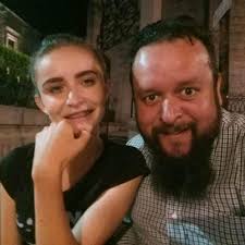 Hi I'm looking for someone to practice my Spanish with. I have also taught  English to South American students in the past. Tengo un nivel  conversacional pero ya no tengo nadie para