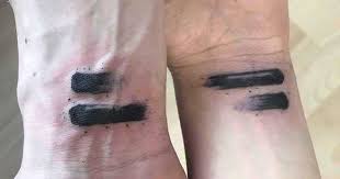 Lucien (courir) vers la table pour prendre les feutres de cécile. 23 Tatouages Assortis Qui Sont Tout Aussi Astucieux Que Creatifs Ipnoze