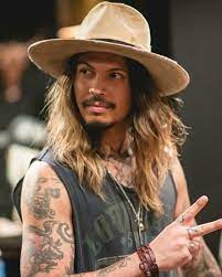 Pin On Homens De Cabelo Longo