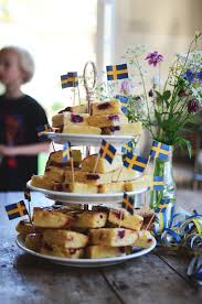 Doppa pinnen 1 cm ner i chokladen. Skona Hem Mat High Tea Matideer