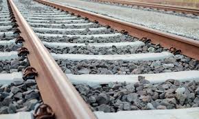 Kereta api rapih dhoho dari stasiun kediri ke blitar masih tetap ada. Ini Fungsi Batu Tajam Di Sepanjang Landasan Kereta Api Iluminasi