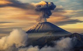 What are some famous volcanic eruptions? Volcano Eruption Wallpapers Group 71