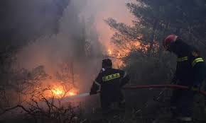 Συνδρομή παρέχουν 88 εθελοντές και 27 εθελοντικά οχήματα και 4 υδροφόρες οτα. Fwtia Olonyxtia Maxh Ths Pyrosbestikhs Se Samo Kai Ky8hra Poy Yparxoyn Energa Metwpa Newsbomb Eidhseis News